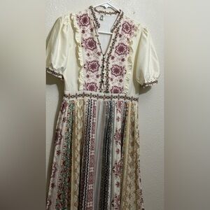 QianL  ivory floral embroidered cotton  tag is missing